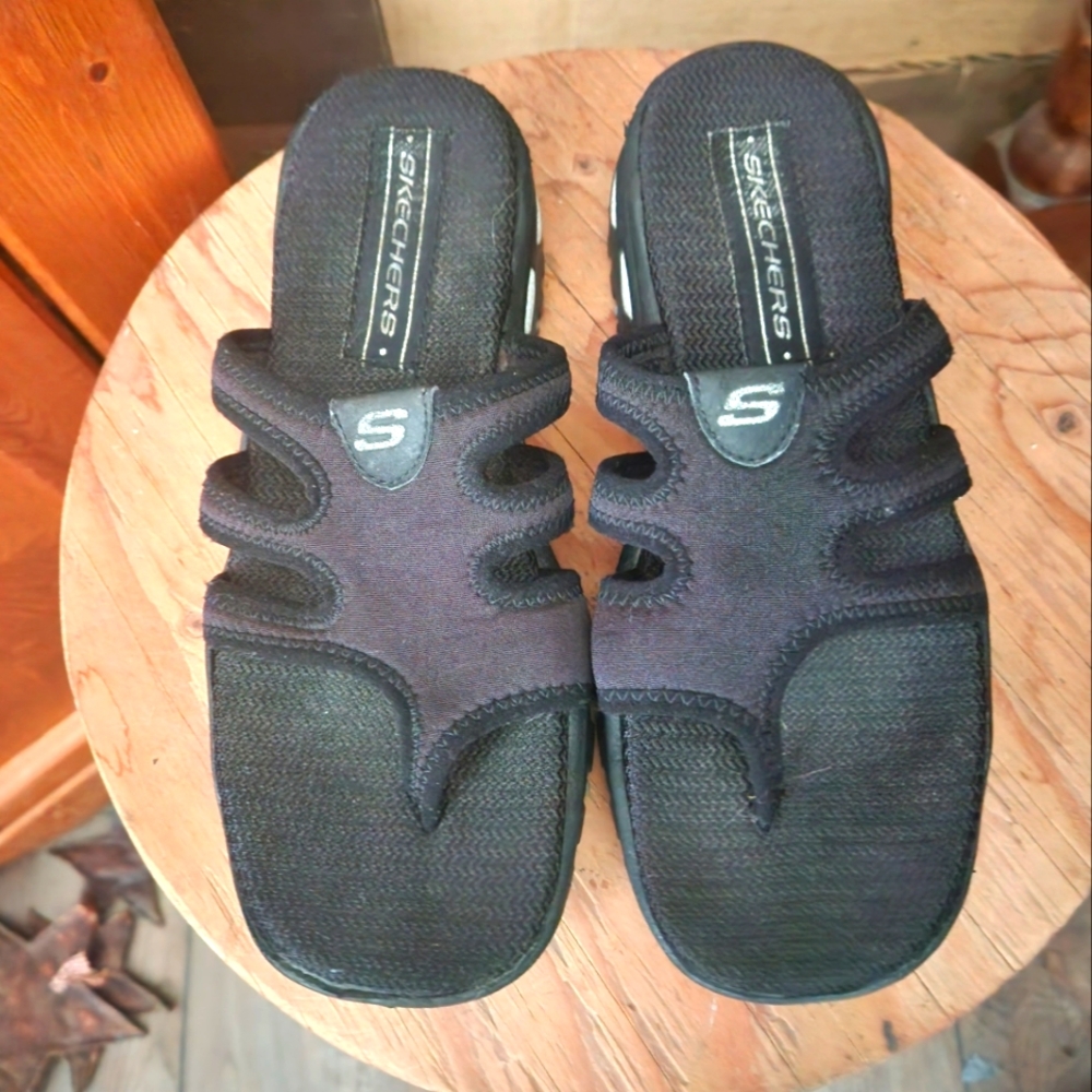 SKECHERS LADIES SLIDE SANDALS. SIZE 9